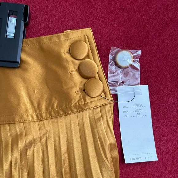 Beautiful Vertigo gold shimmery skirt - Picture 4 of 9